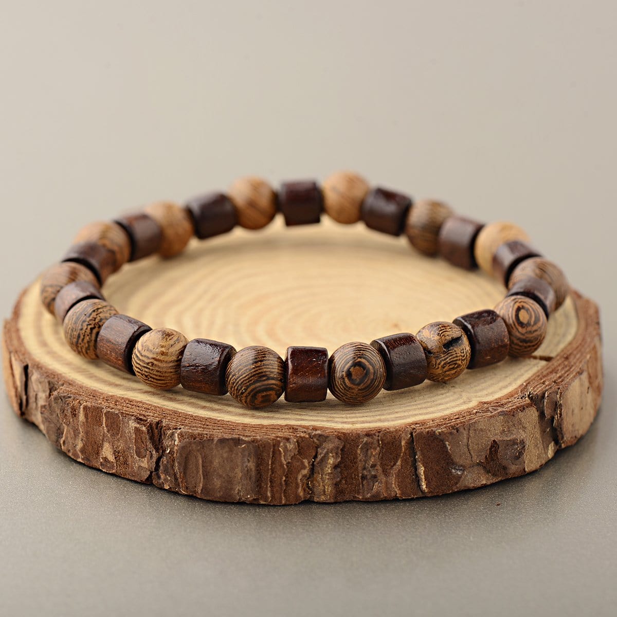 Bijou masculin en perles de bois