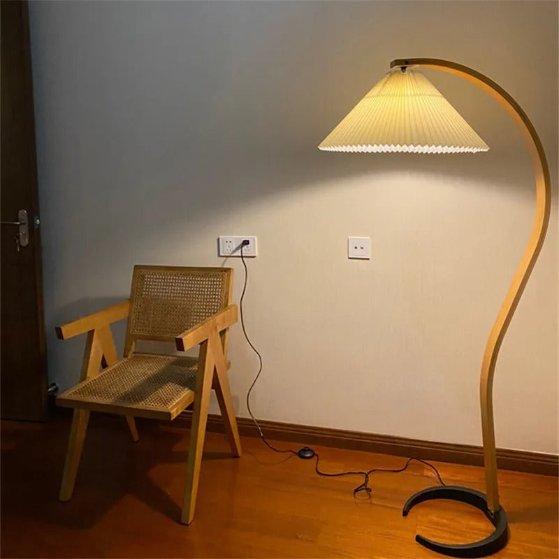 lampe sur pied en bois