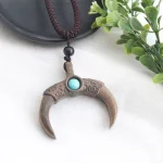 pendentif lune croissante en bois sculpté