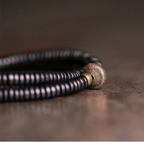 Bracelet en Bois d'Ébène Sculpté & Cuivre Vieilli – Image 6
