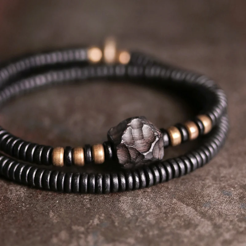 Bracelet en Bois d'Ébène Sculpté & Cuivre Vieilli – Image 4