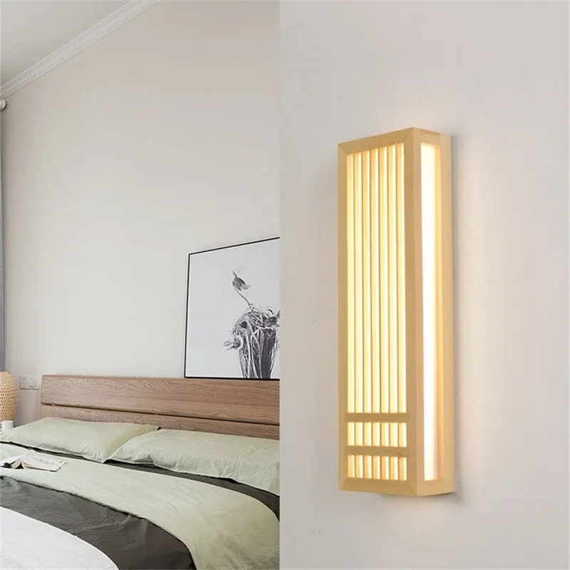 Luminaire mural en bois installé dans un salon