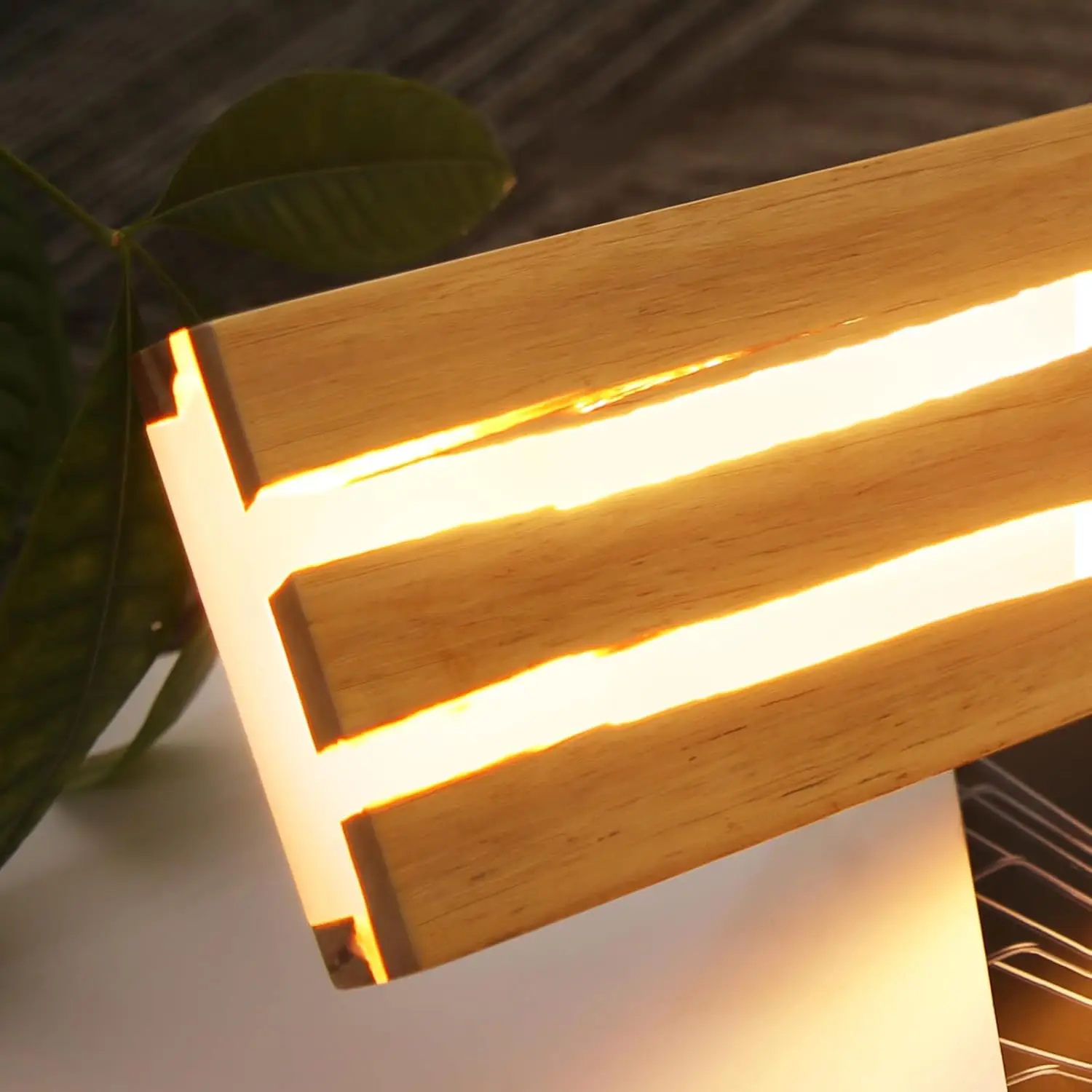 Luminaire mural en bois avec lignes lumineuses irrégulières