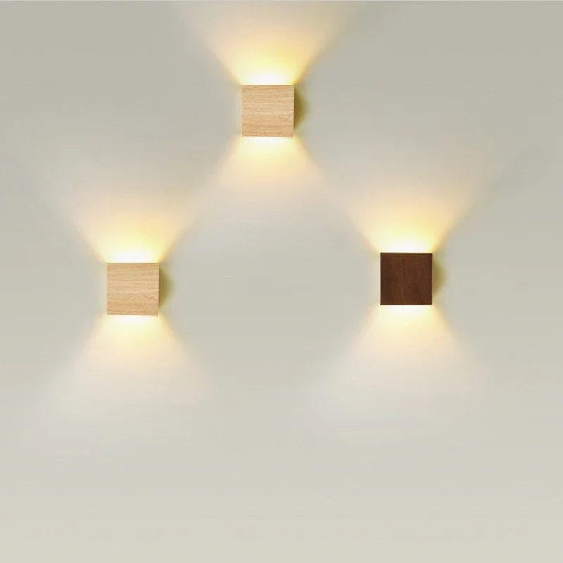 Cube en bois avec éclairage haut et bas