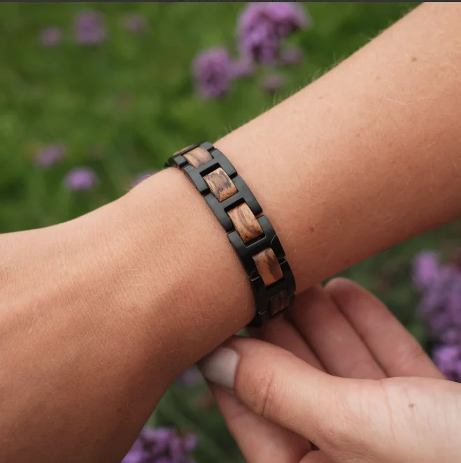 accessoire mode avec bois et acier