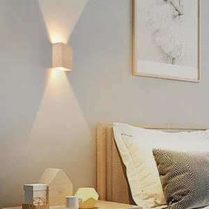 Éclairage haut et bas diffusé par une applique en bois