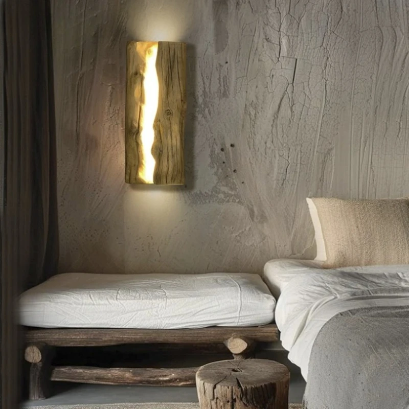 Luminaire mural en bois naturel avec ouverture lumineuse