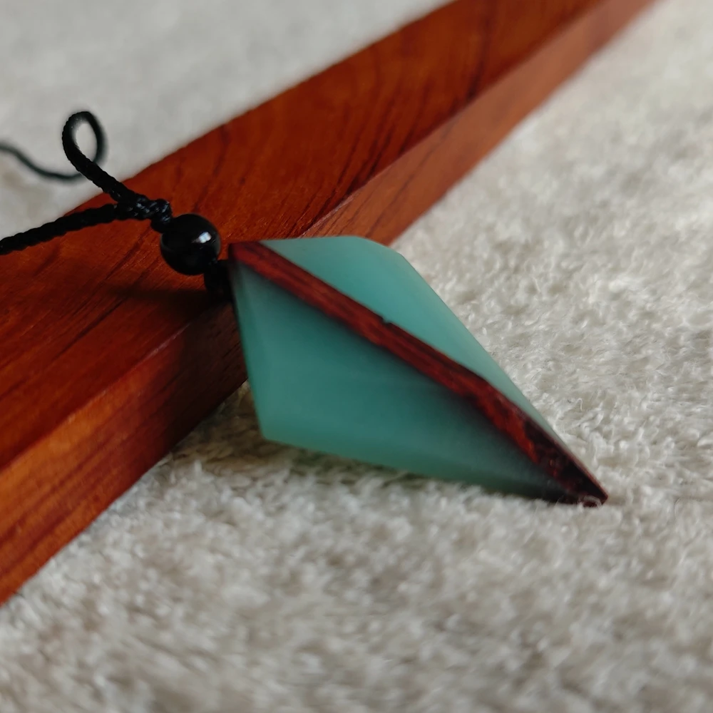 pendentif lumineux en bois homme et femme
