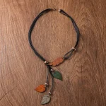 collier ras du cou feuille en bois femme