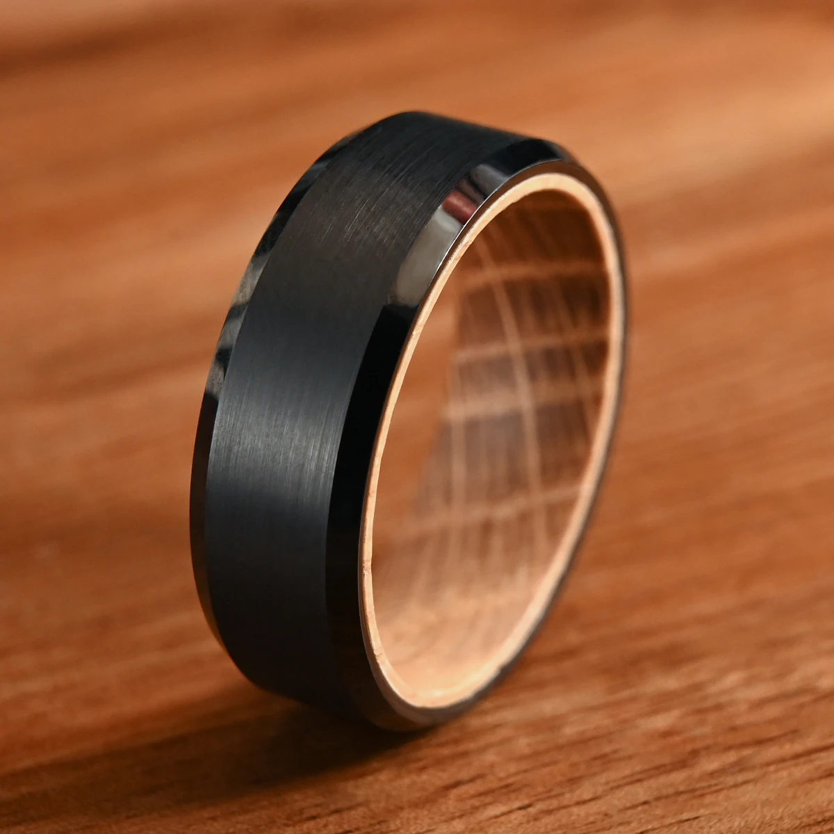bague en tungstène noir avec finition bois