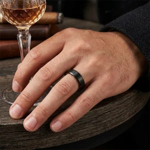bague en tungstène noir et bois naturel