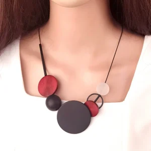 collier femme en bois avec pendentif rond