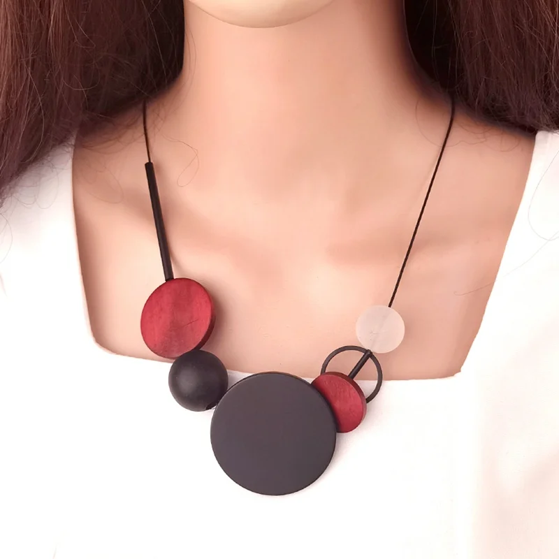 collier femme en bois avec pendentif rond