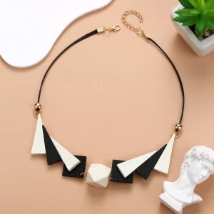 pendentifs noir et blanc en bois