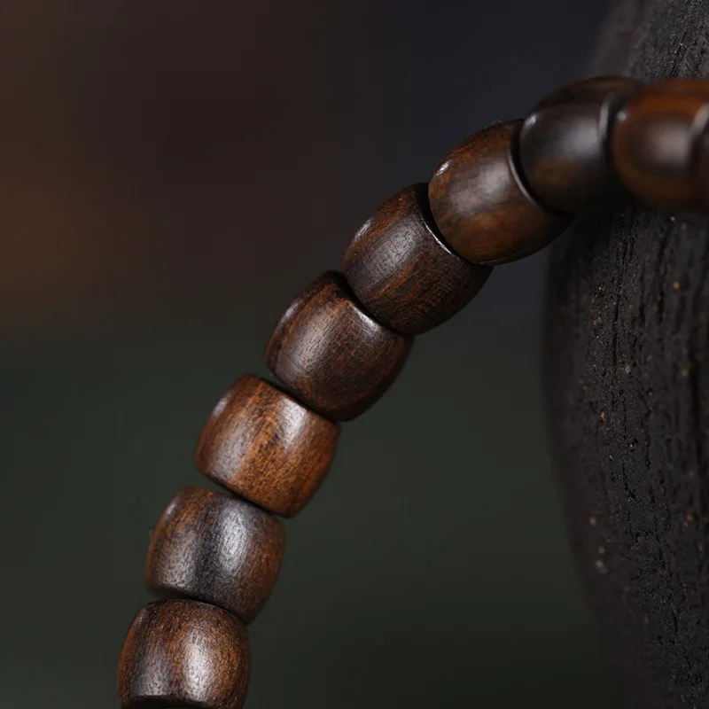 accessoire en bois naturel pour un style décontracté