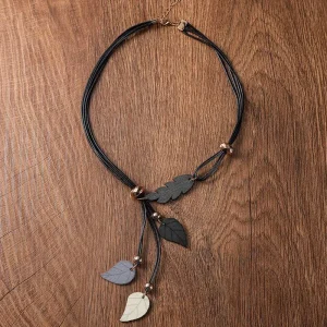 collier feuille en bois