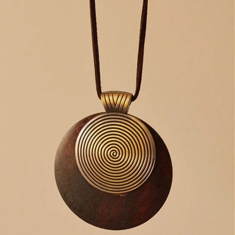 pendentif spirale bohème en bois