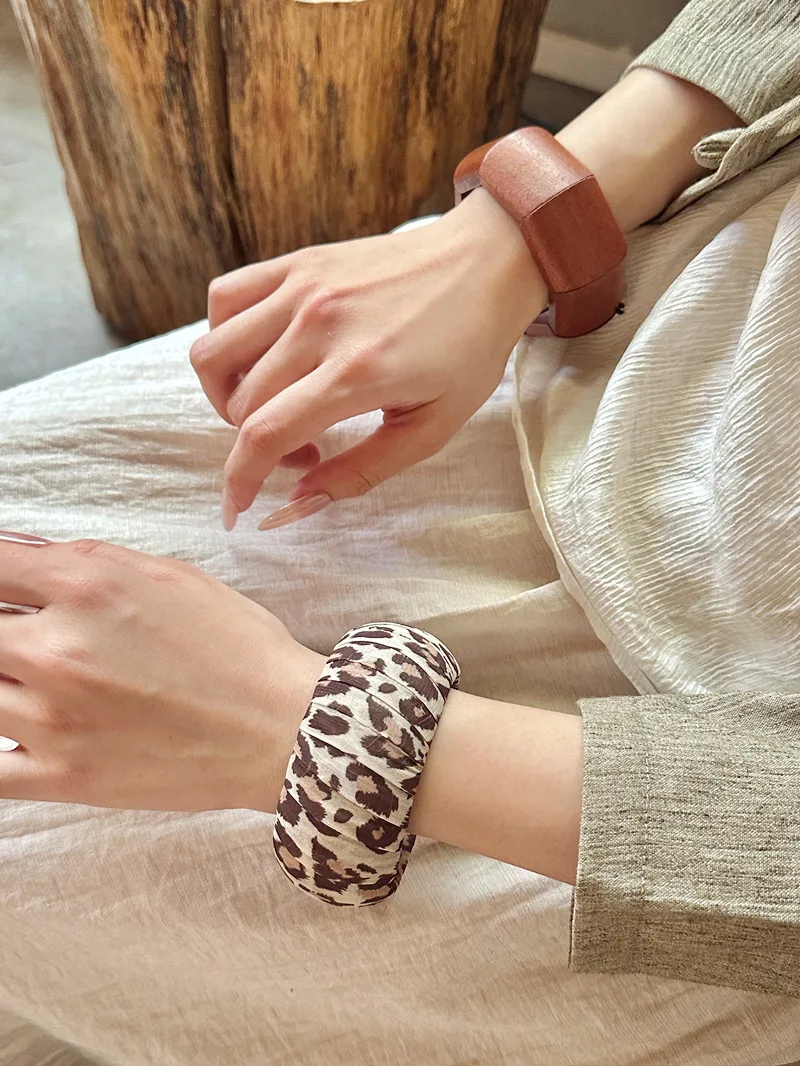 bracelet en bois naturel et large