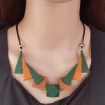 collier géométrique en bois femme