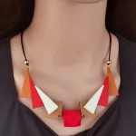 collier géométrique en bois femme