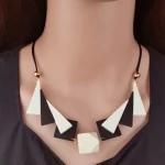 collier géométrique en bois femme