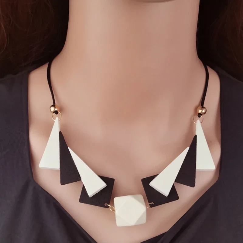collier géométrique en bois femme