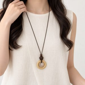 collier en bois femme pendentif cercle boho