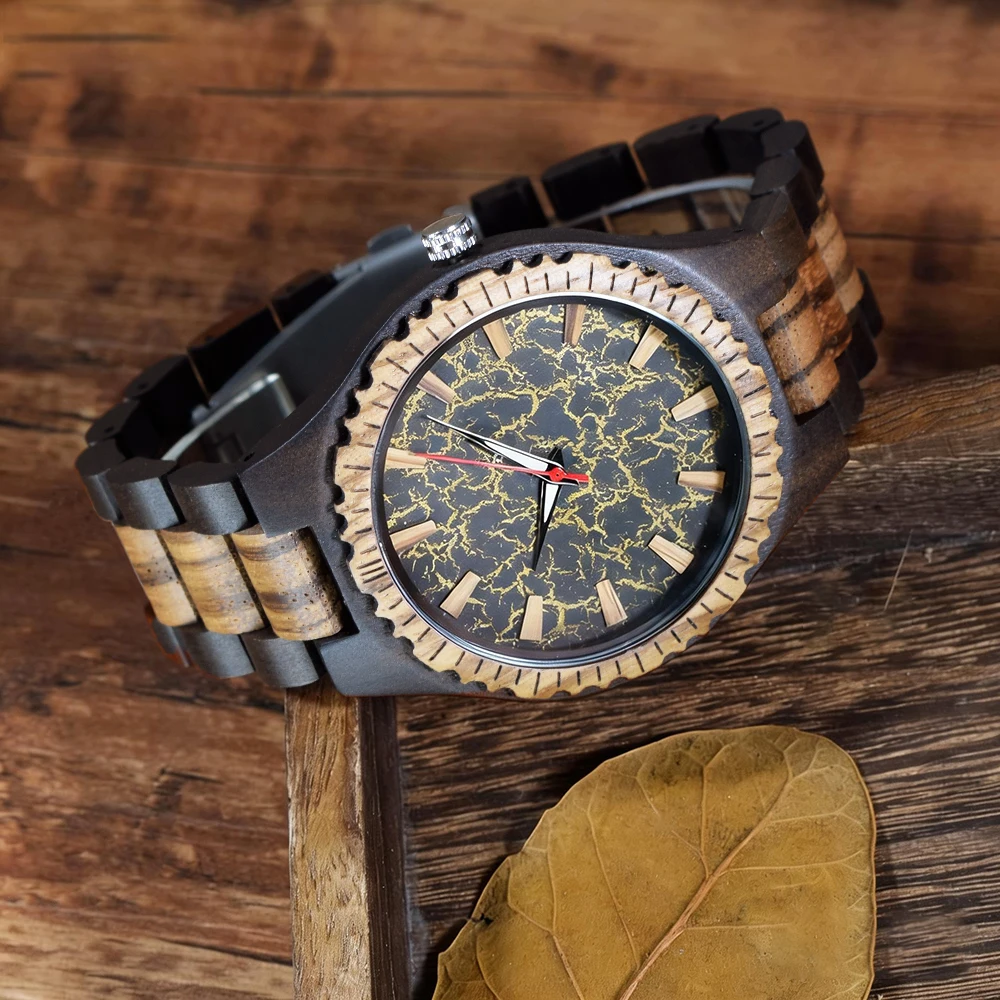 montre en bois de santal avec cadran noir élégant