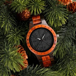 montre en bois avec symbole nordique