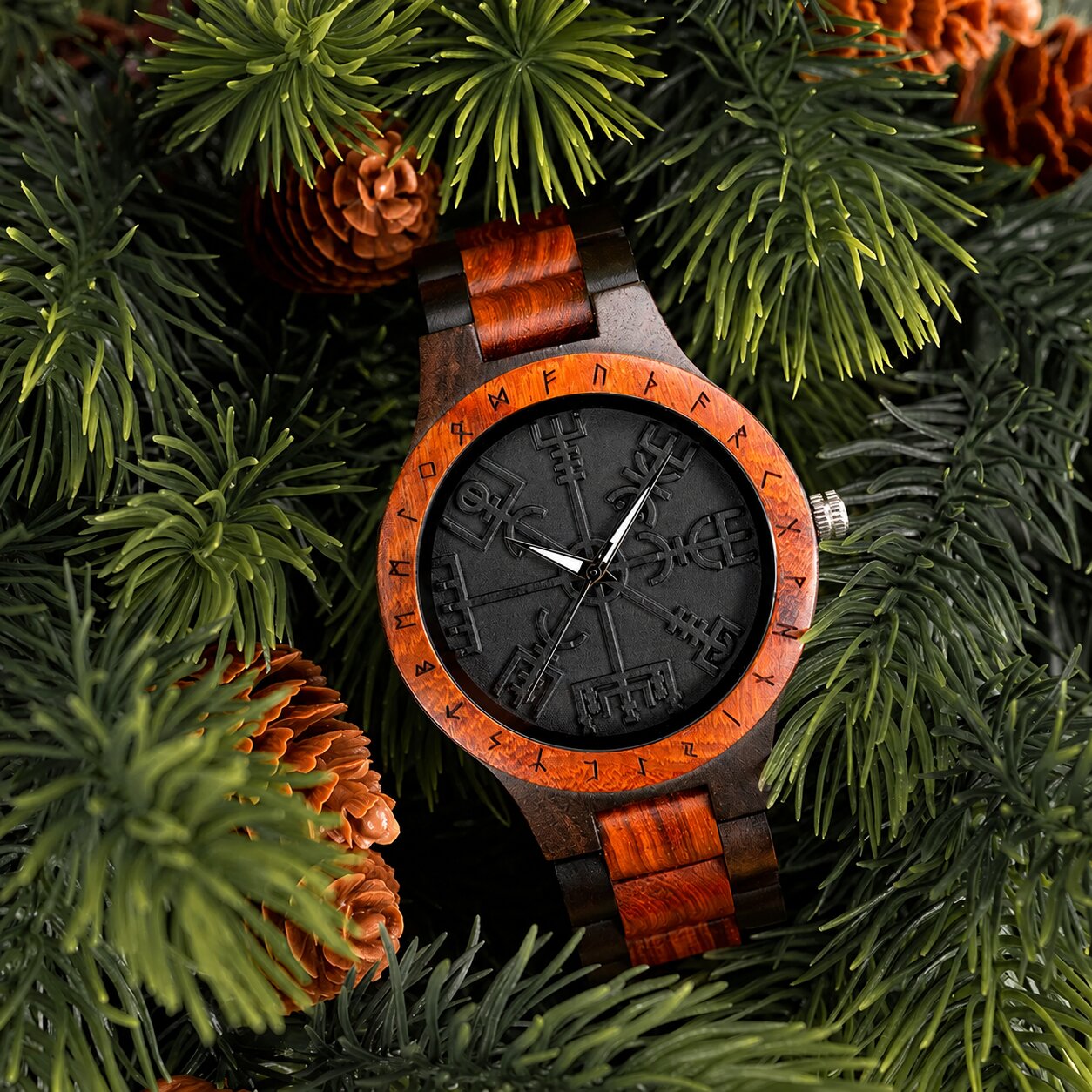 montre en bois avec symbole nordique