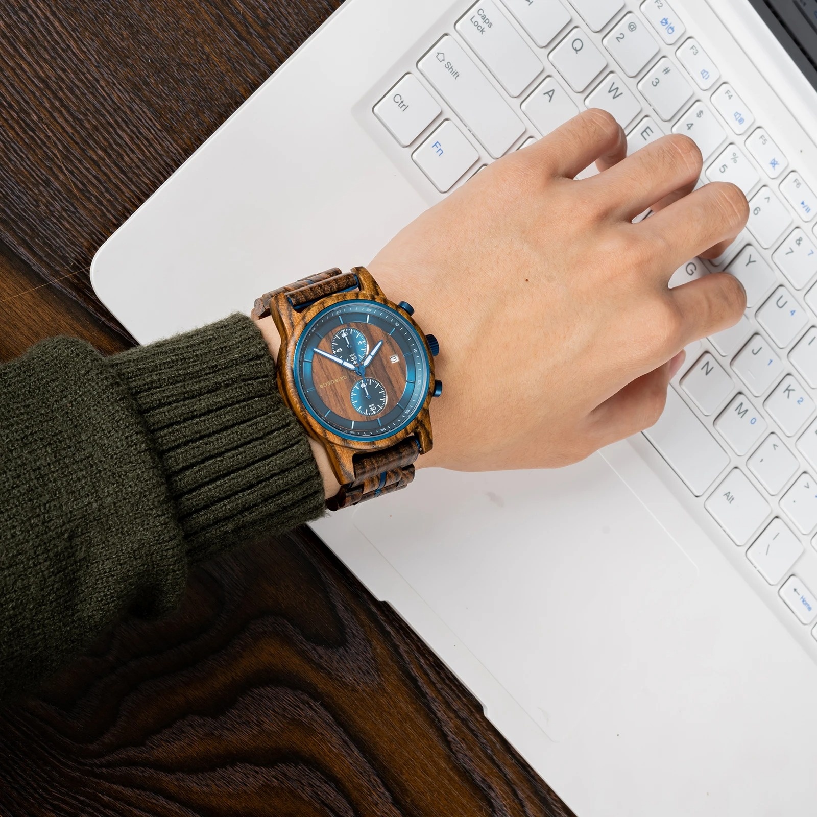 montre en bois tendance avec cadran bleu